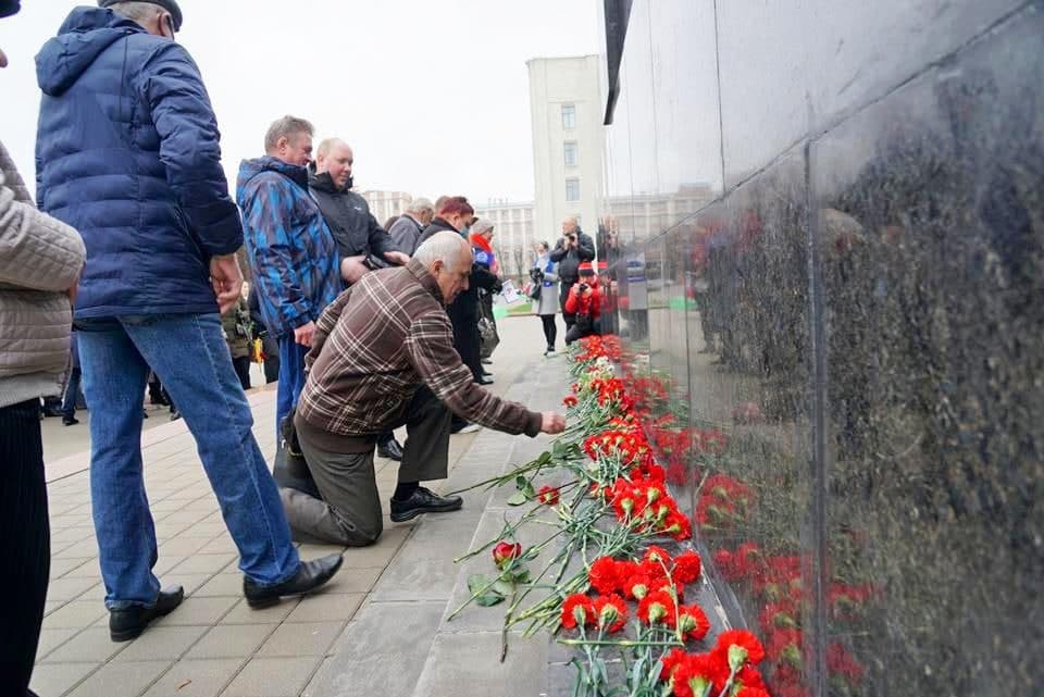 Почему день октябрьской революции отмечается 7 ноября. С днем революции. С днем Октябрьской революции. Памятник на площади Ленина. Ленин на митинге.